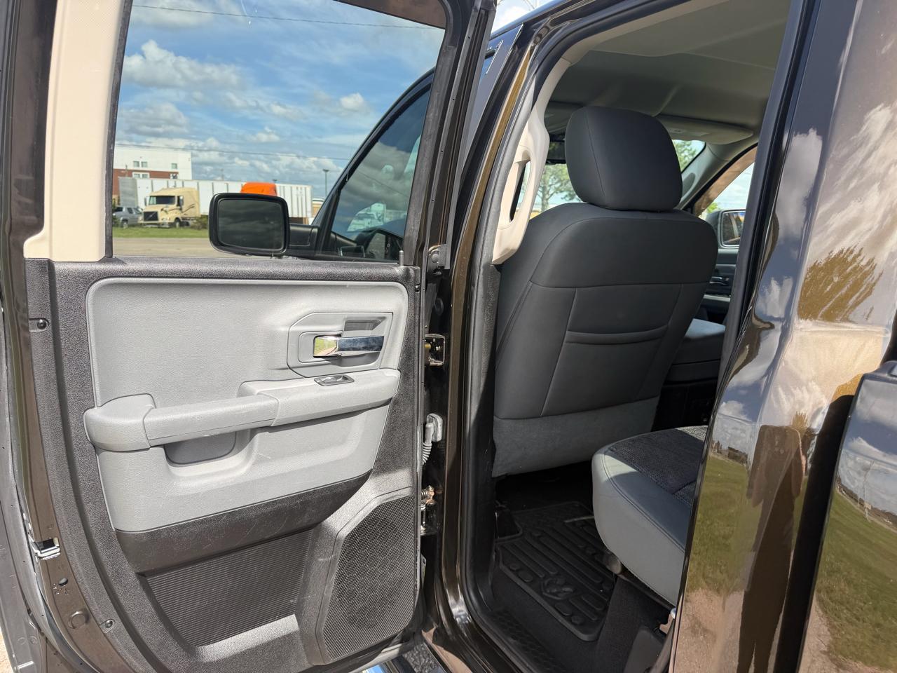RAM 1500 4WD Quad Cab 140.5" Big Horn 2013