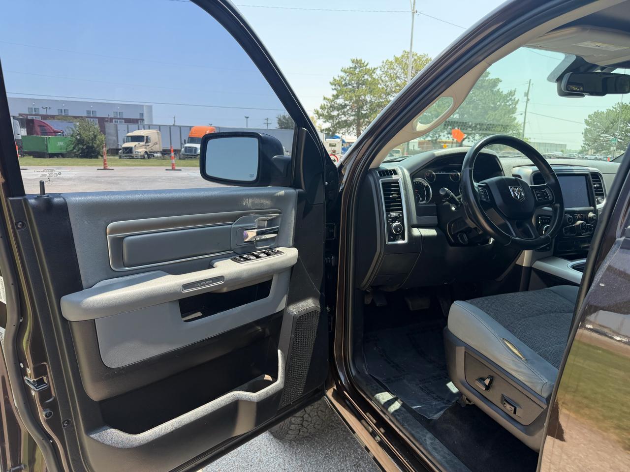 RAM 1500 Big Horn 4x4 Crew Cab 5'7" Box 2017