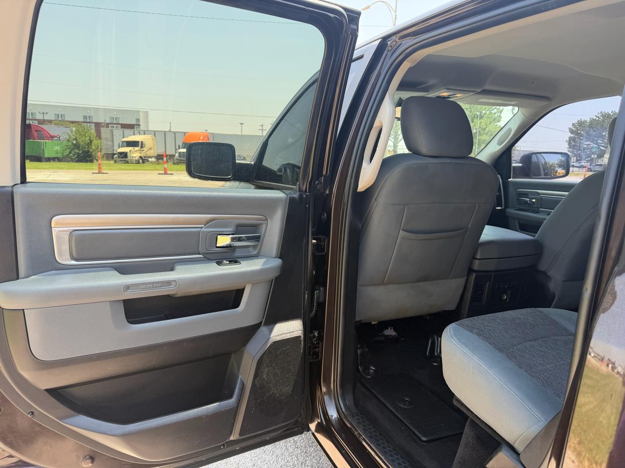 RAM 1500 Big Horn 4x4 Crew Cab 5'7" Box 2017