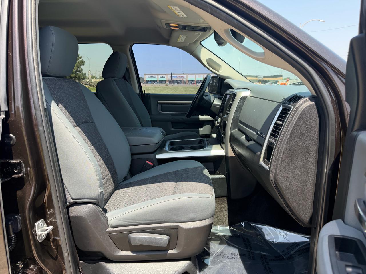 RAM 1500 Big Horn 4x4 Crew Cab 5'7" Box 2017
