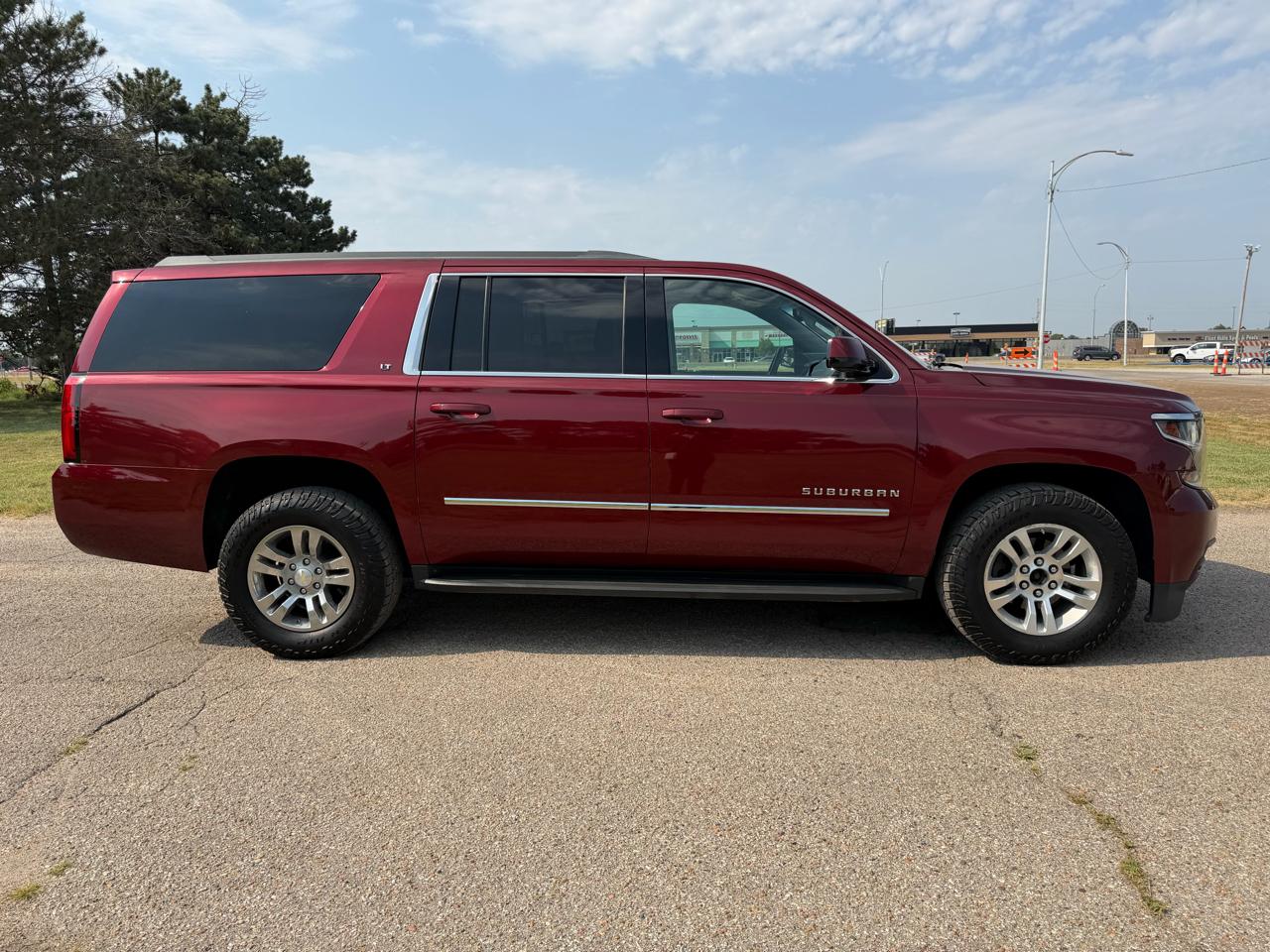 Chevrolet Suburban 4WD 4dr 1500 LT 2017