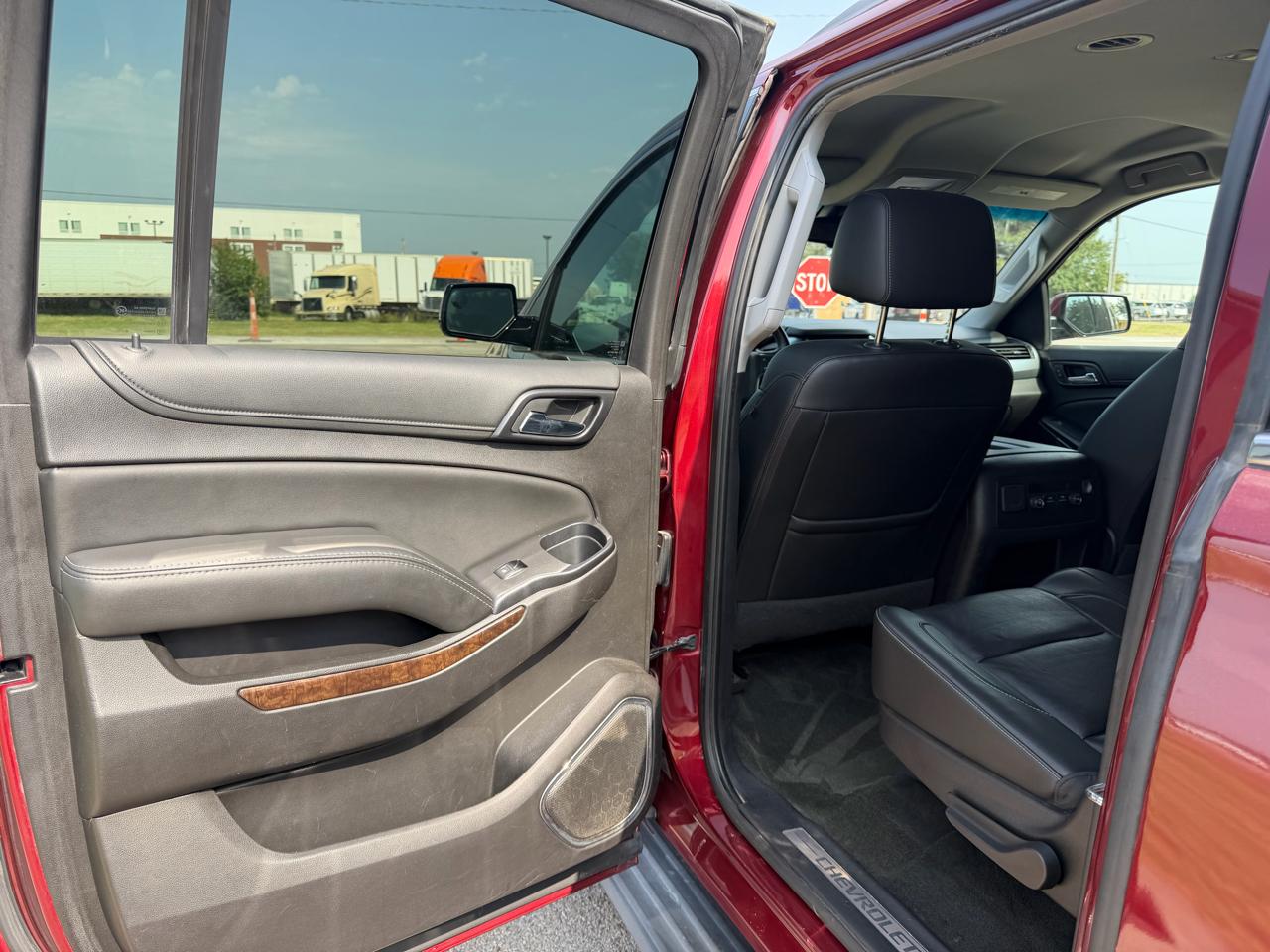 Chevrolet Suburban 4WD 4dr 1500 LT 2017