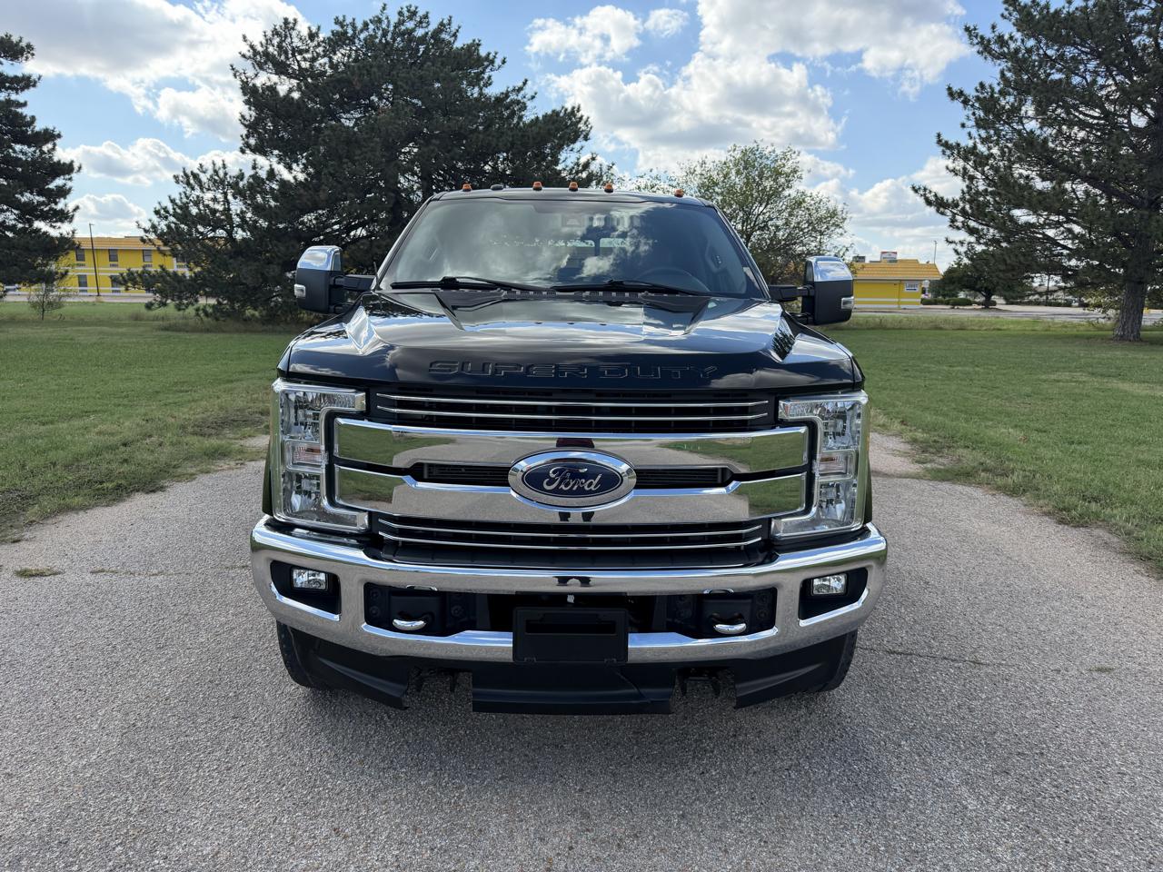 Ford Super Duty F-350 SRW Lariat 4WD Crew Cab 8' Box 2017