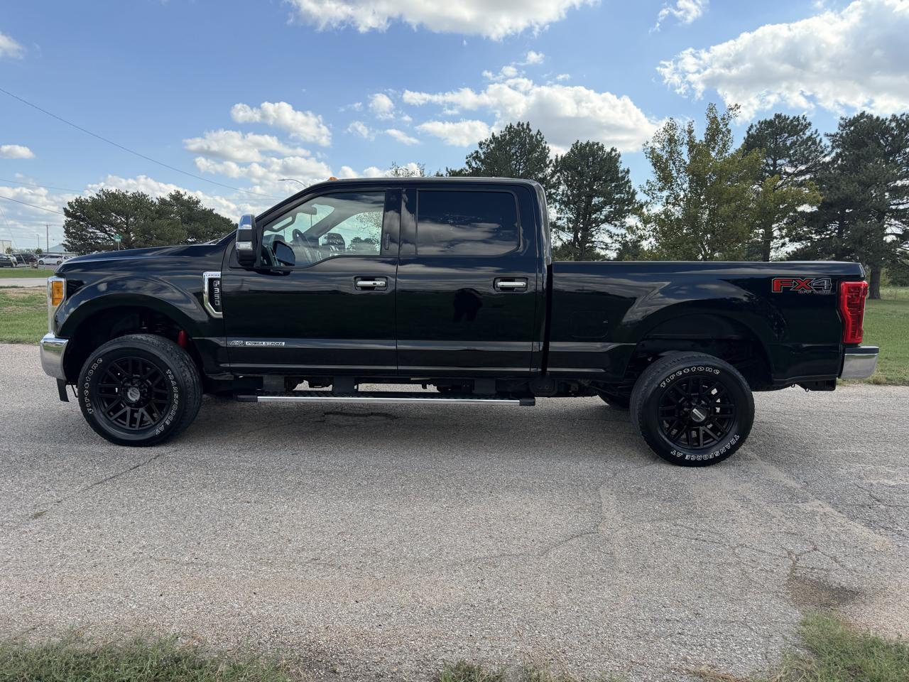 Ford Super Duty F-350 SRW Lariat 4WD Crew Cab 8' Box 2017