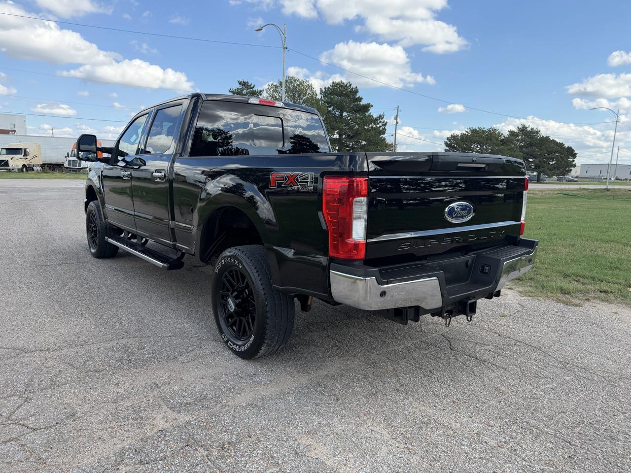 Ford Super Duty F-350 SRW Lariat 4WD Crew Cab 8' Box 2017