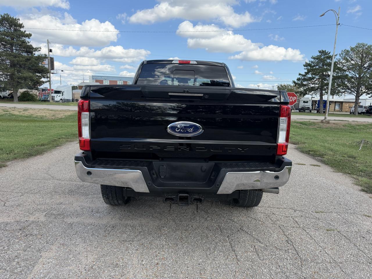 Ford Super Duty F-350 SRW Lariat 4WD Crew Cab 8' Box 2017