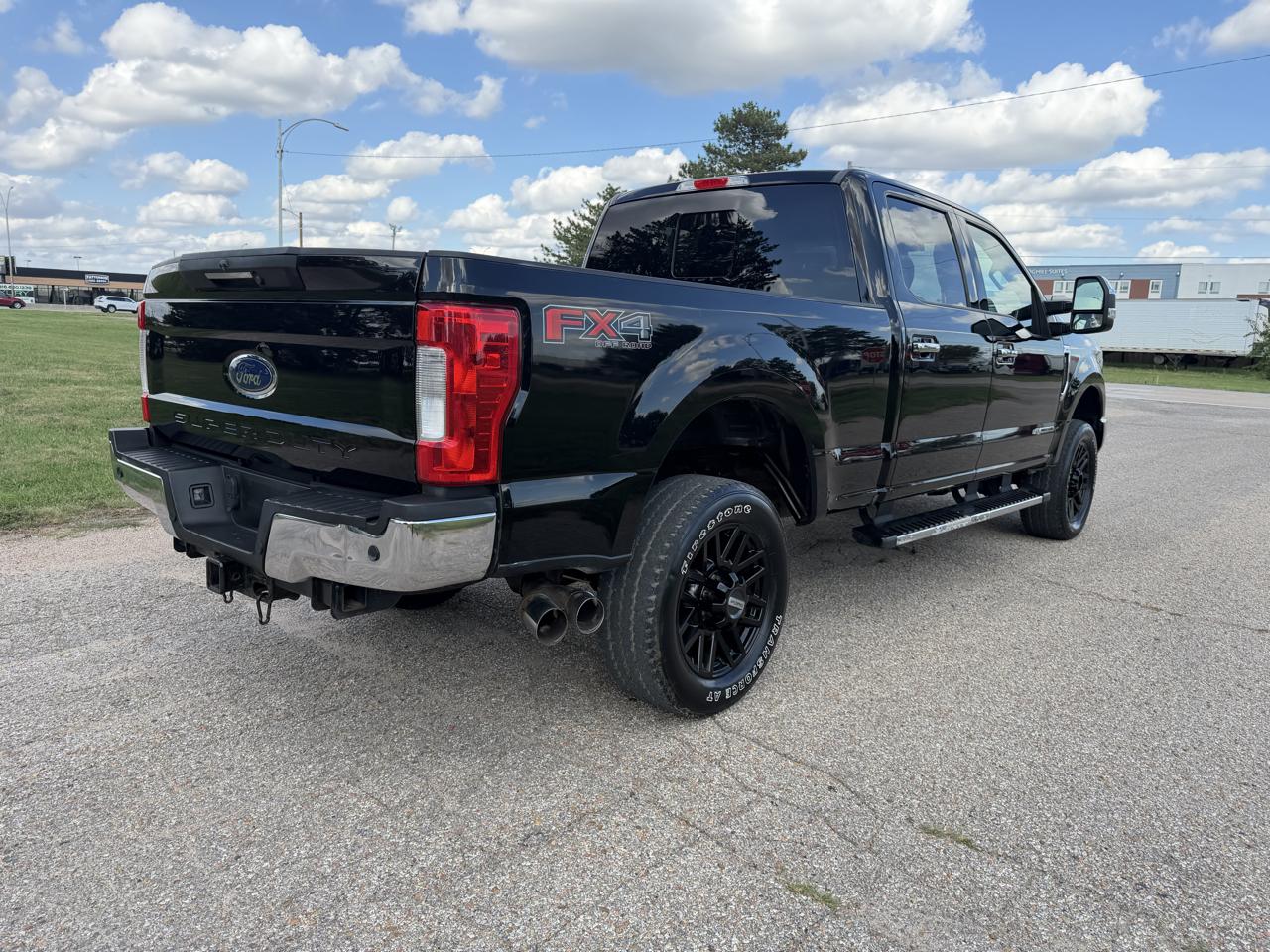 Ford Super Duty F-350 SRW Lariat 4WD Crew Cab 8' Box 2017