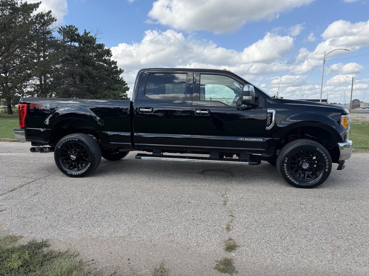 Ford Super Duty F-350 SRW Lariat 4WD Crew Cab 8' Box 2017