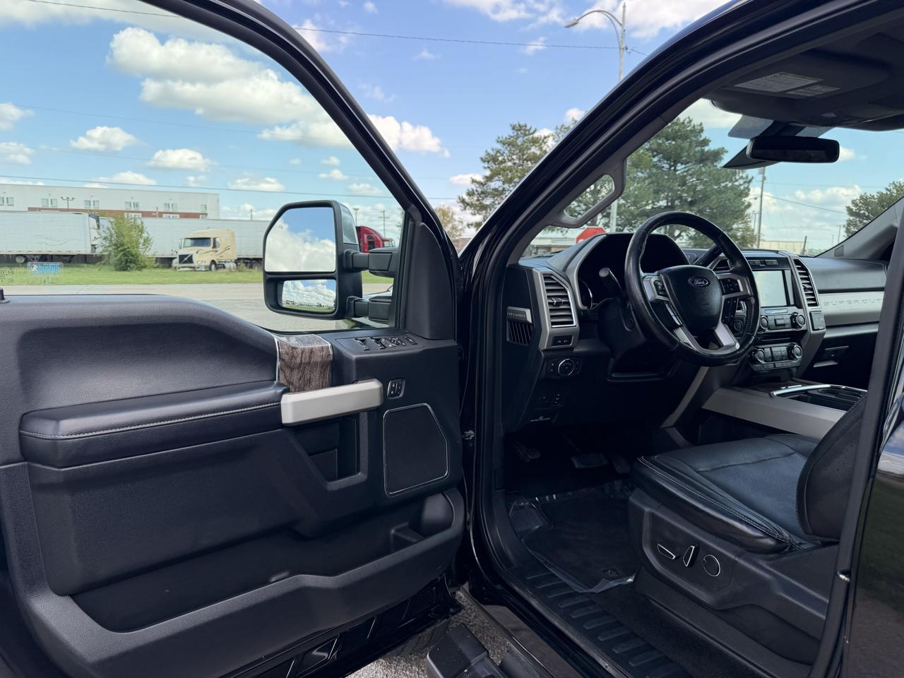 Ford Super Duty F-350 SRW Lariat 4WD Crew Cab 8' Box 2017