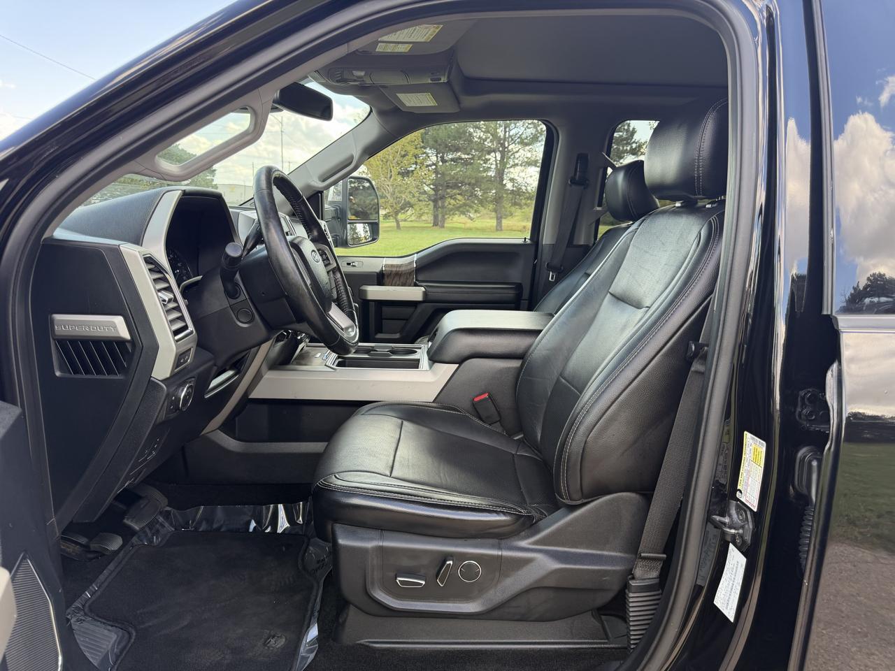 Ford Super Duty F-350 SRW Lariat 4WD Crew Cab 8' Box 2017