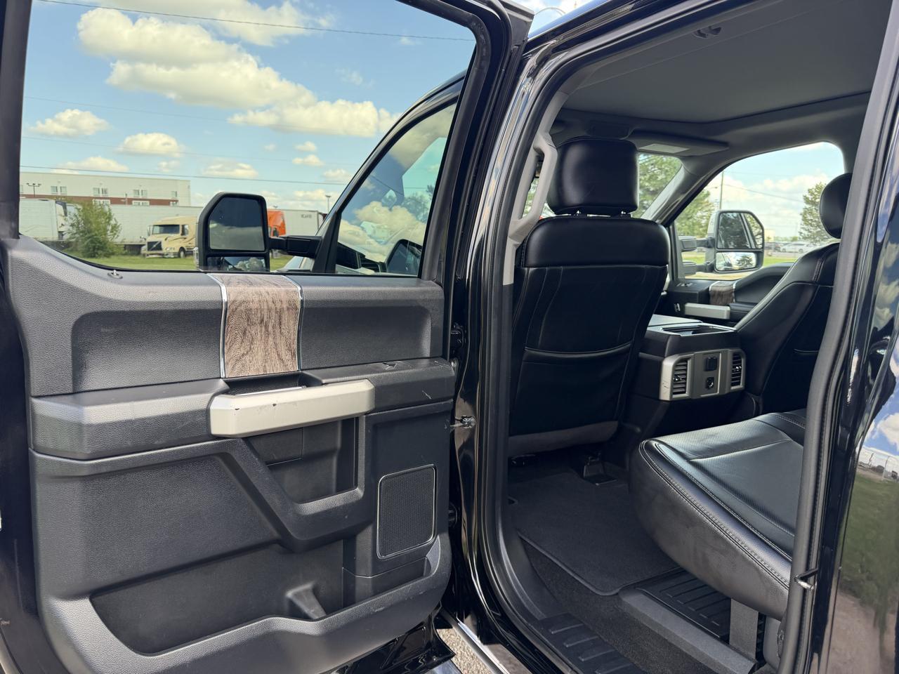 Ford Super Duty F-350 SRW Lariat 4WD Crew Cab 8' Box 2017