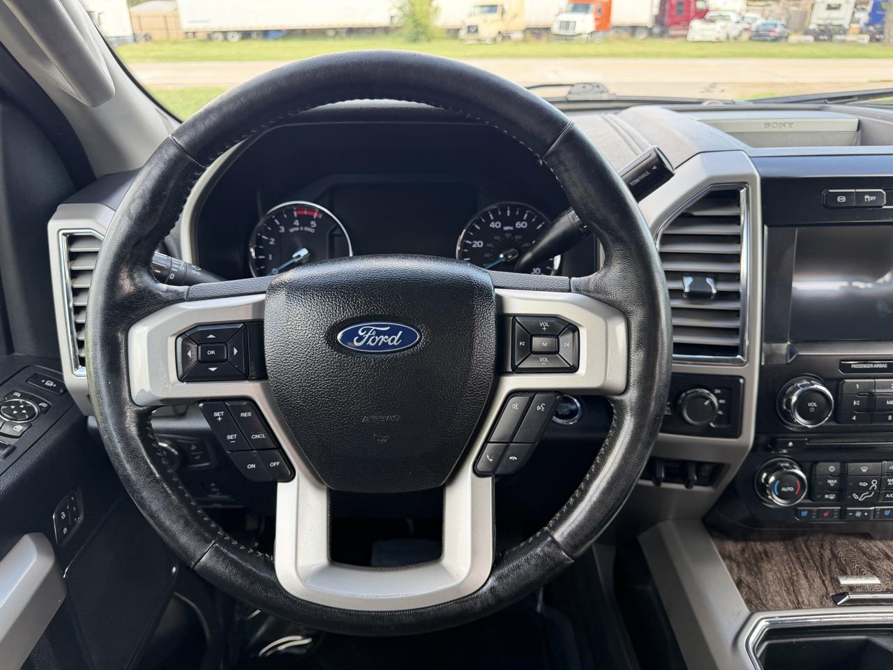 Ford Super Duty F-350 SRW Lariat 4WD Crew Cab 8' Box 2017