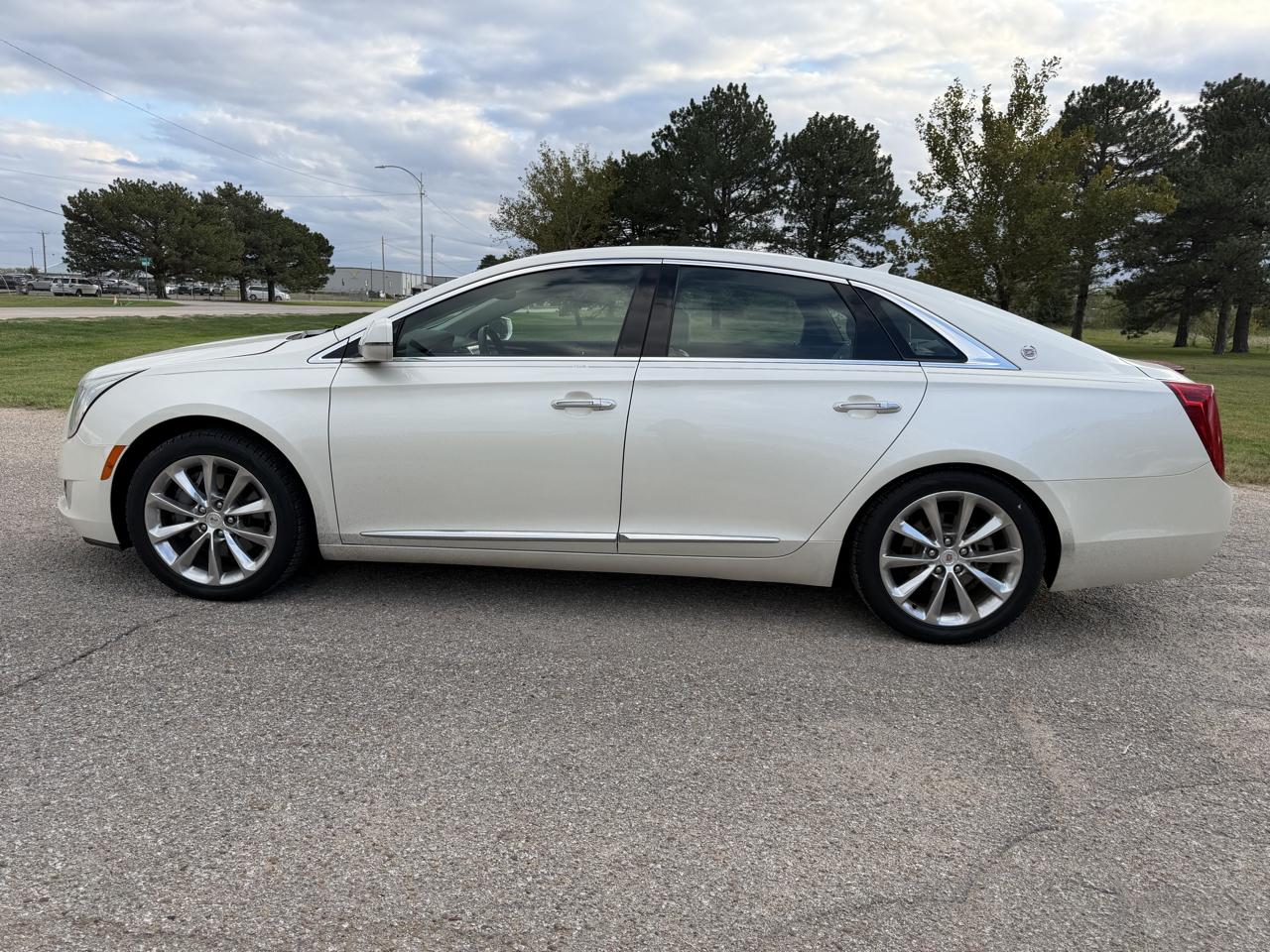 Cadillac XTS 4dr Sdn Luxury FWD 2013