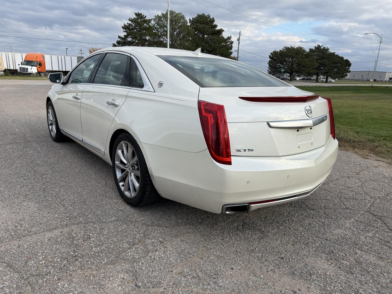 Cadillac XTS 4dr Sdn Luxury FWD 2013
