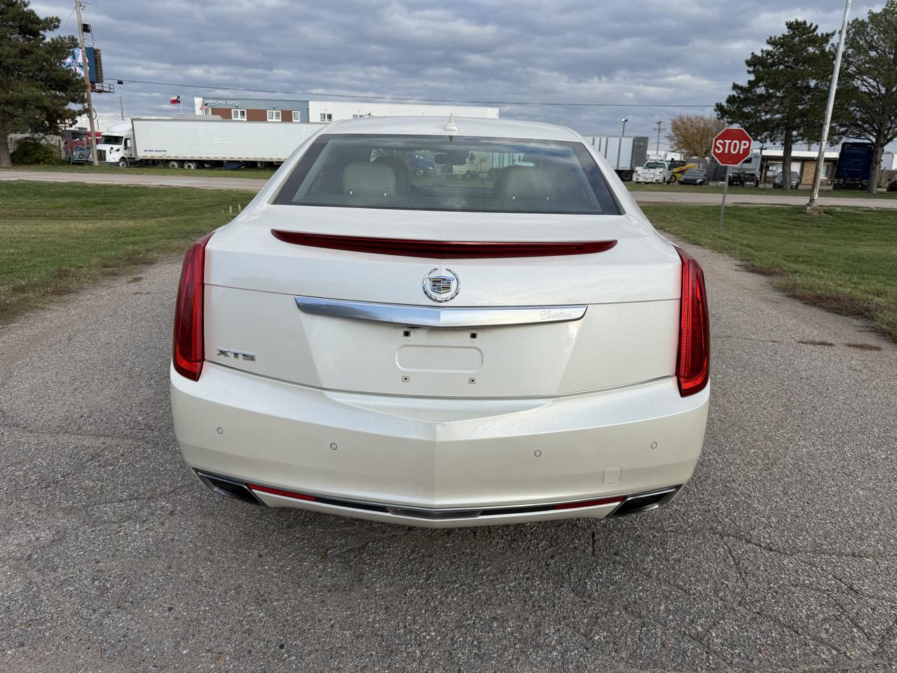 Cadillac XTS 4dr Sdn Luxury FWD 2013