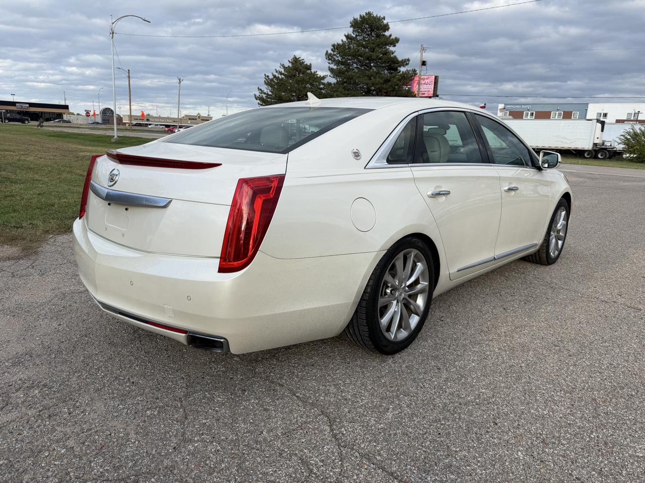 Cadillac XTS 4dr Sdn Luxury FWD 2013