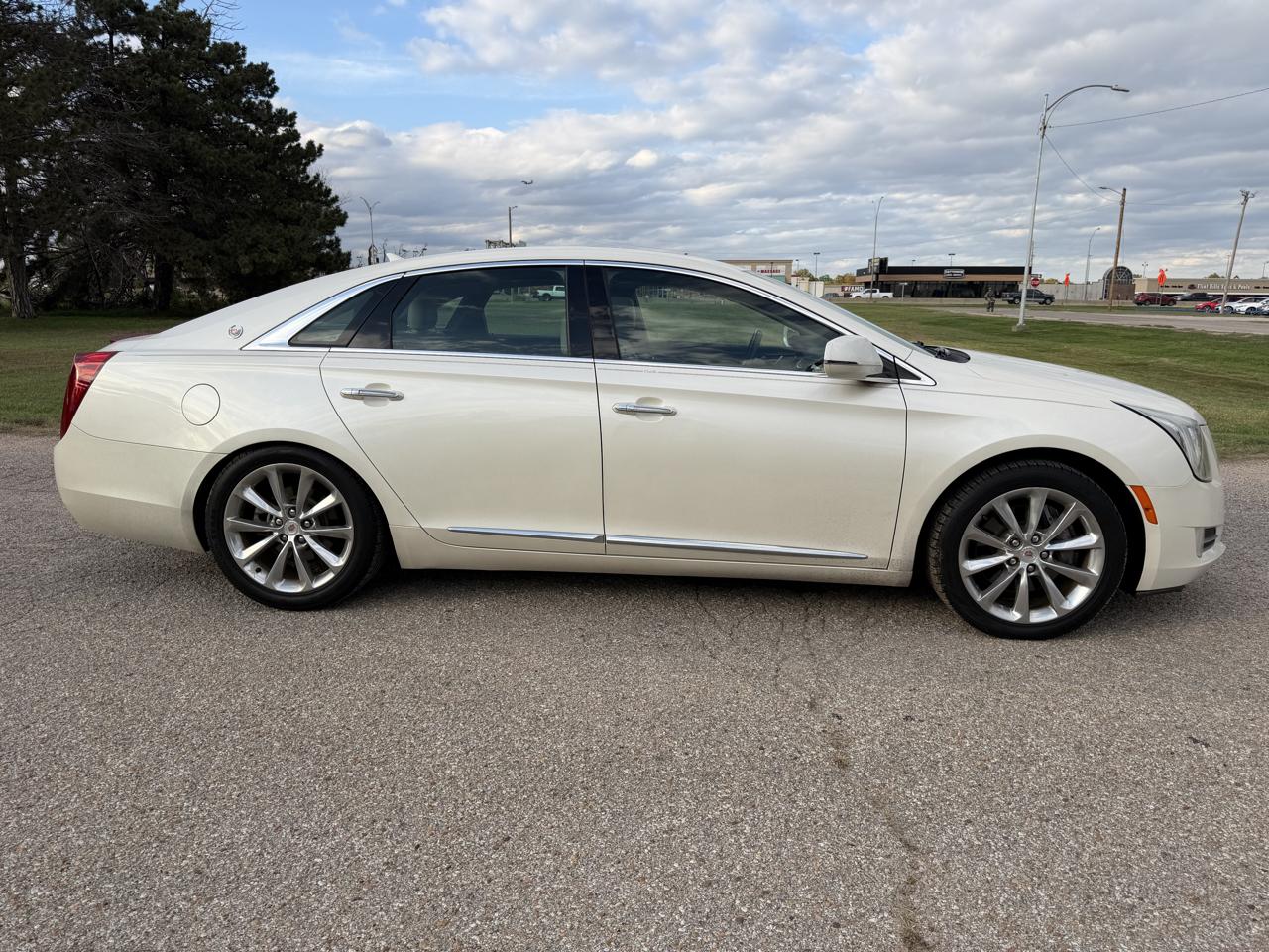 Cadillac XTS 4dr Sdn Luxury FWD 2013