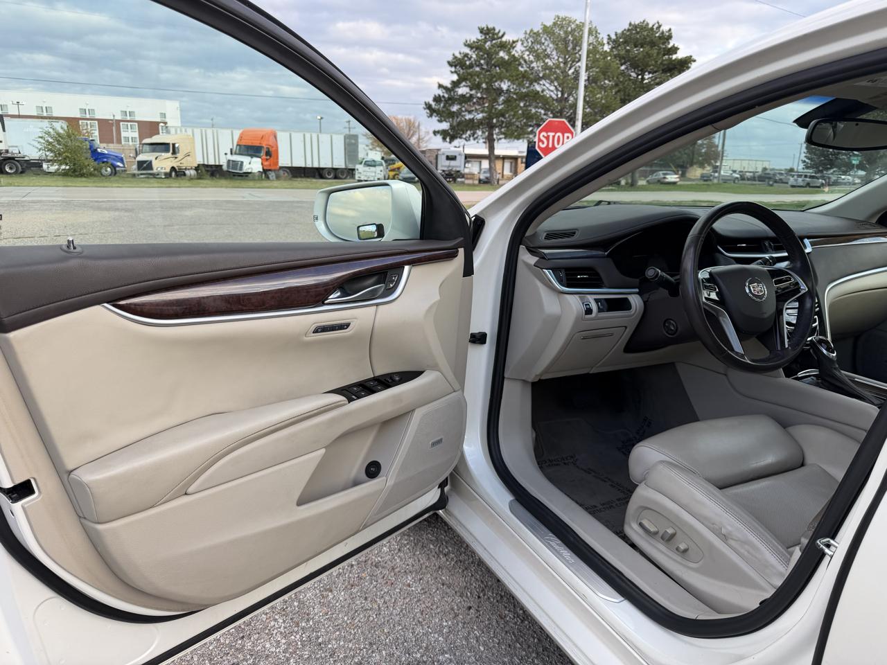 Cadillac XTS 4dr Sdn Luxury FWD 2013