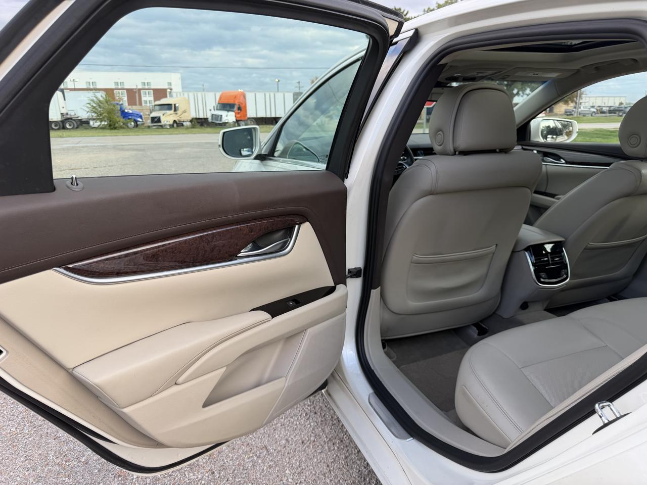 Cadillac XTS 4dr Sdn Luxury FWD 2013