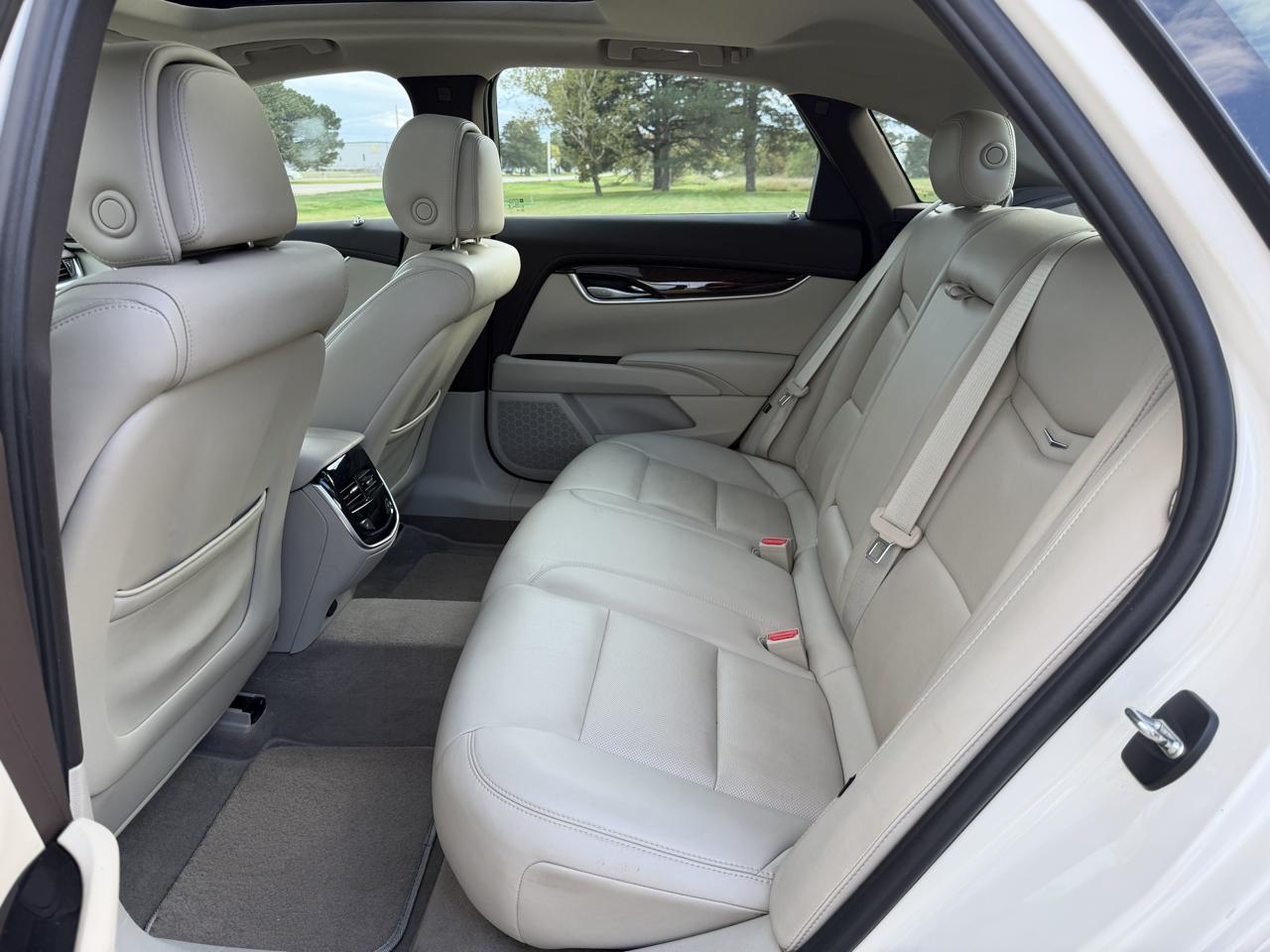 Cadillac XTS 4dr Sdn Luxury FWD 2013