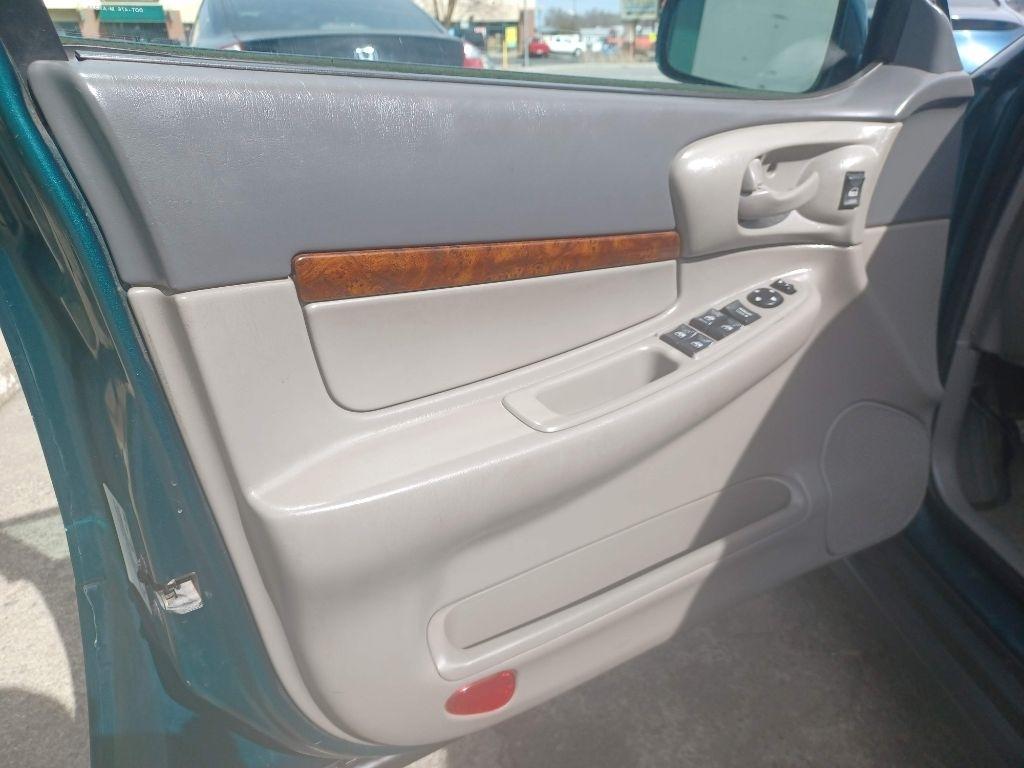 Chevrolet Impala Base 2000