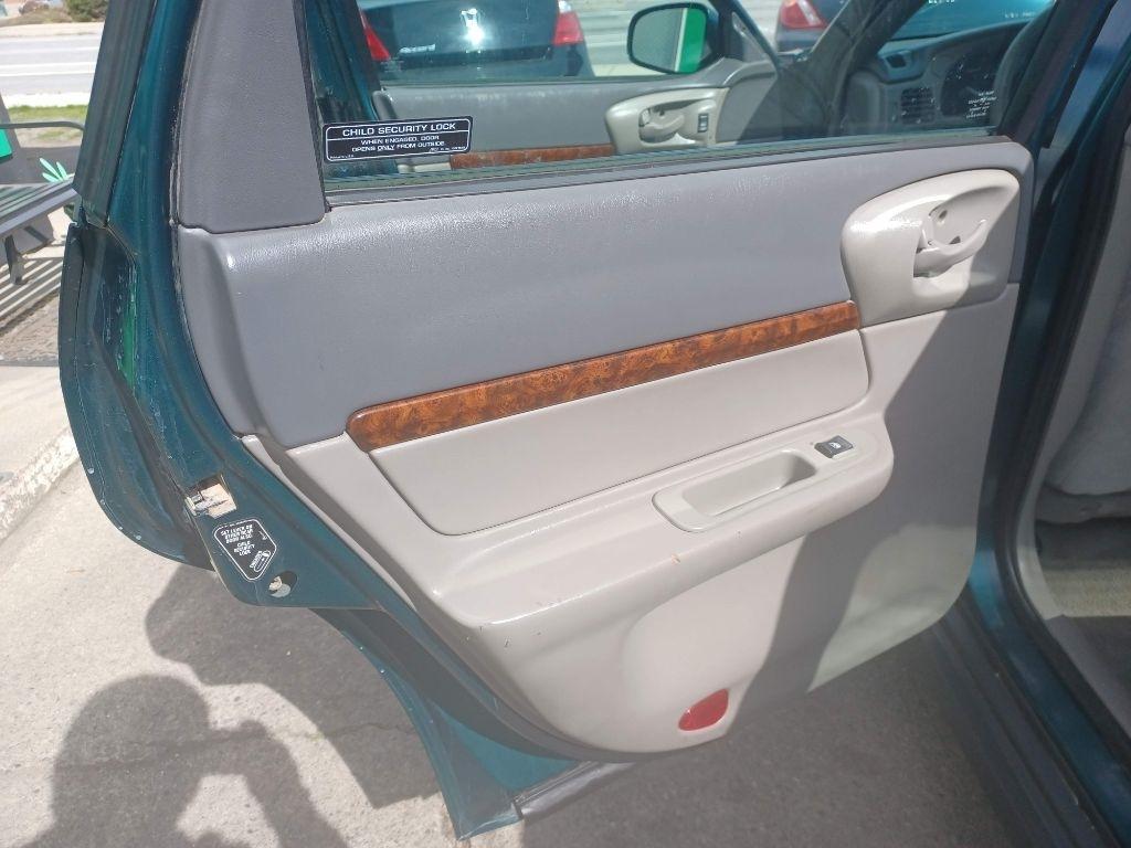 Chevrolet Impala Base 2000