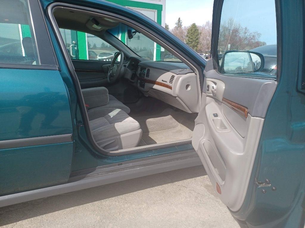 Chevrolet Impala Base 2000