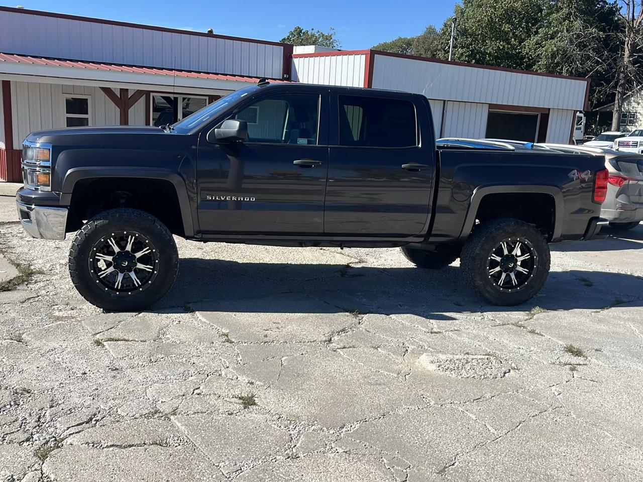 Chevrolet Silverado photo 2