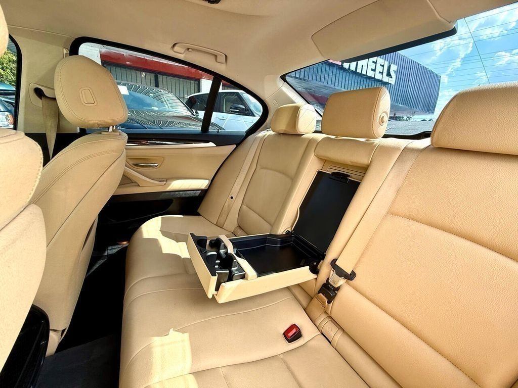 BMW 5-Series 528i 2016