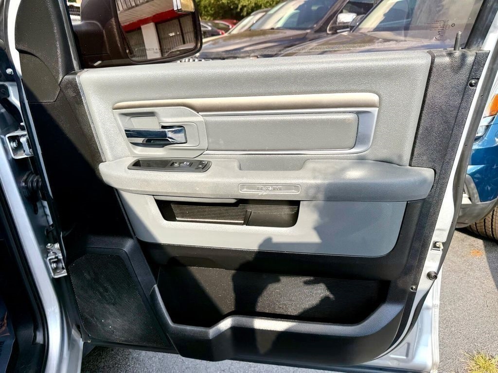 RAM 1500 SLT Crew Cab SWB 2WD 2017