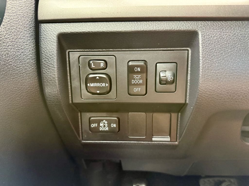Toyota Tundra SR5 5.7L FFV V8 Double Cab 2WD 2017