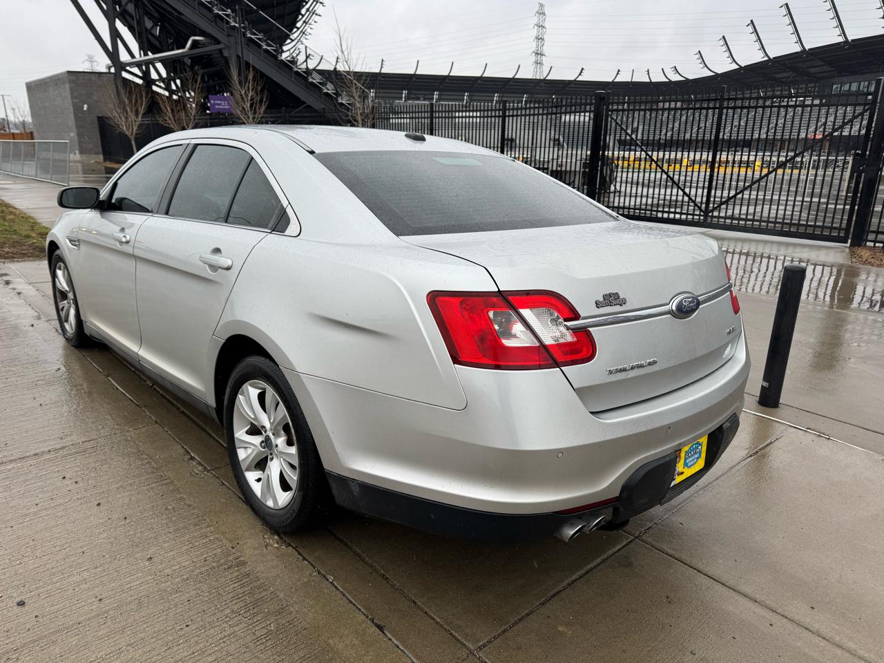 Ford Taurus  2010