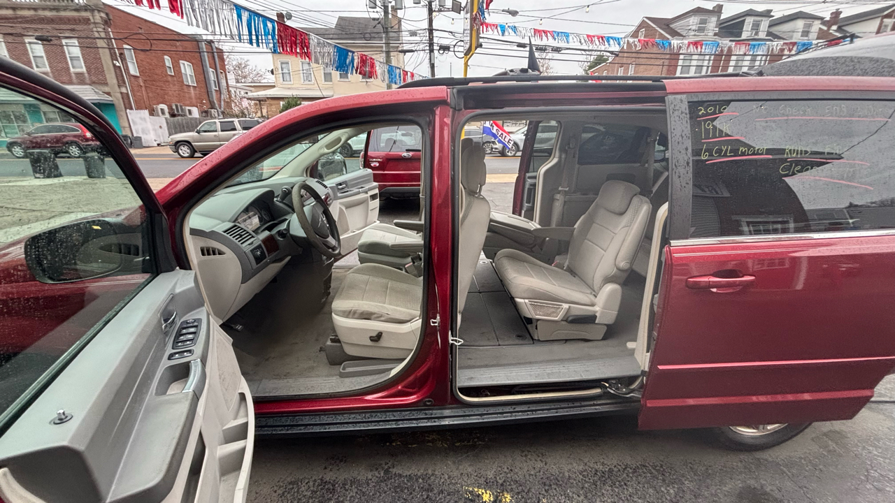 Chrysler Town & Country Voyager 2010