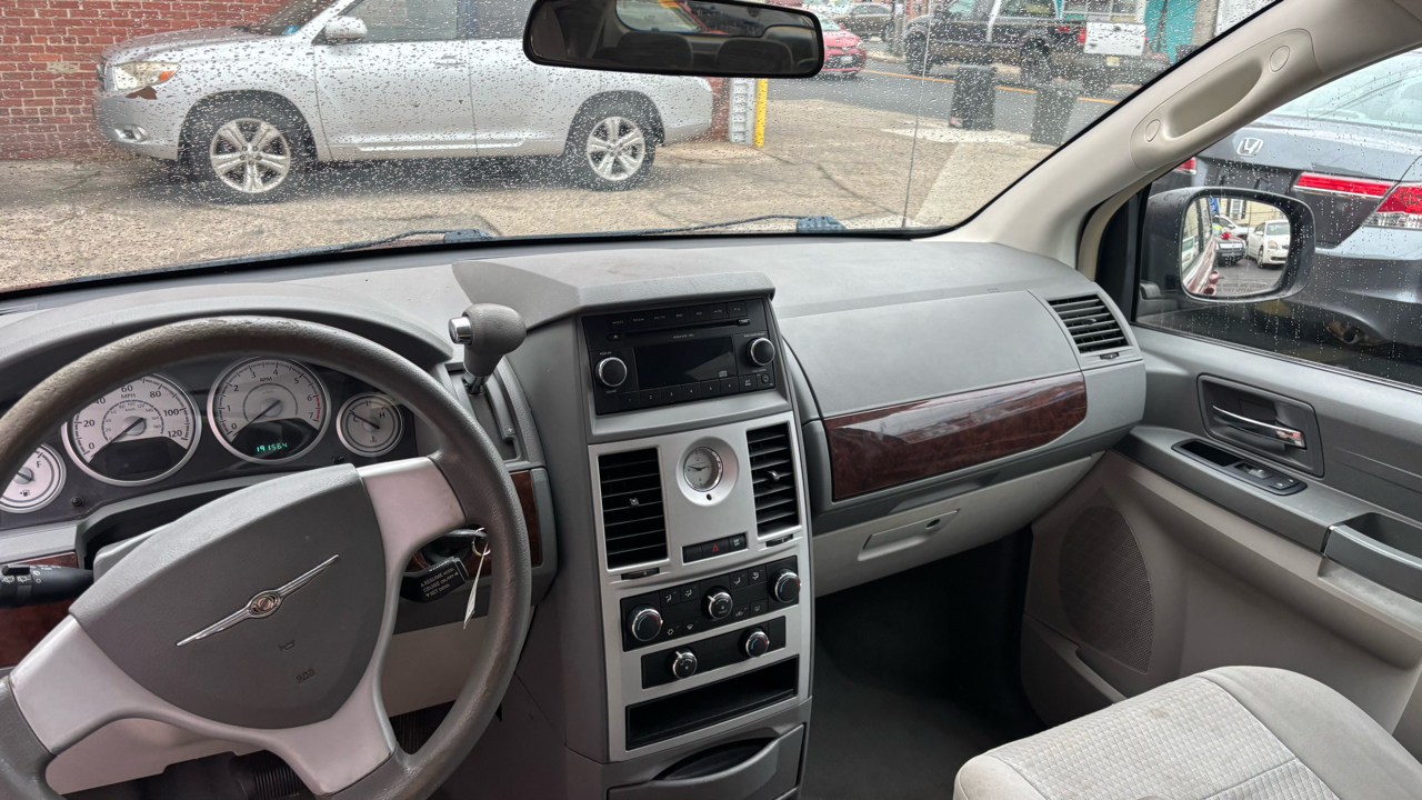 Chrysler Town & Country Voyager 2010