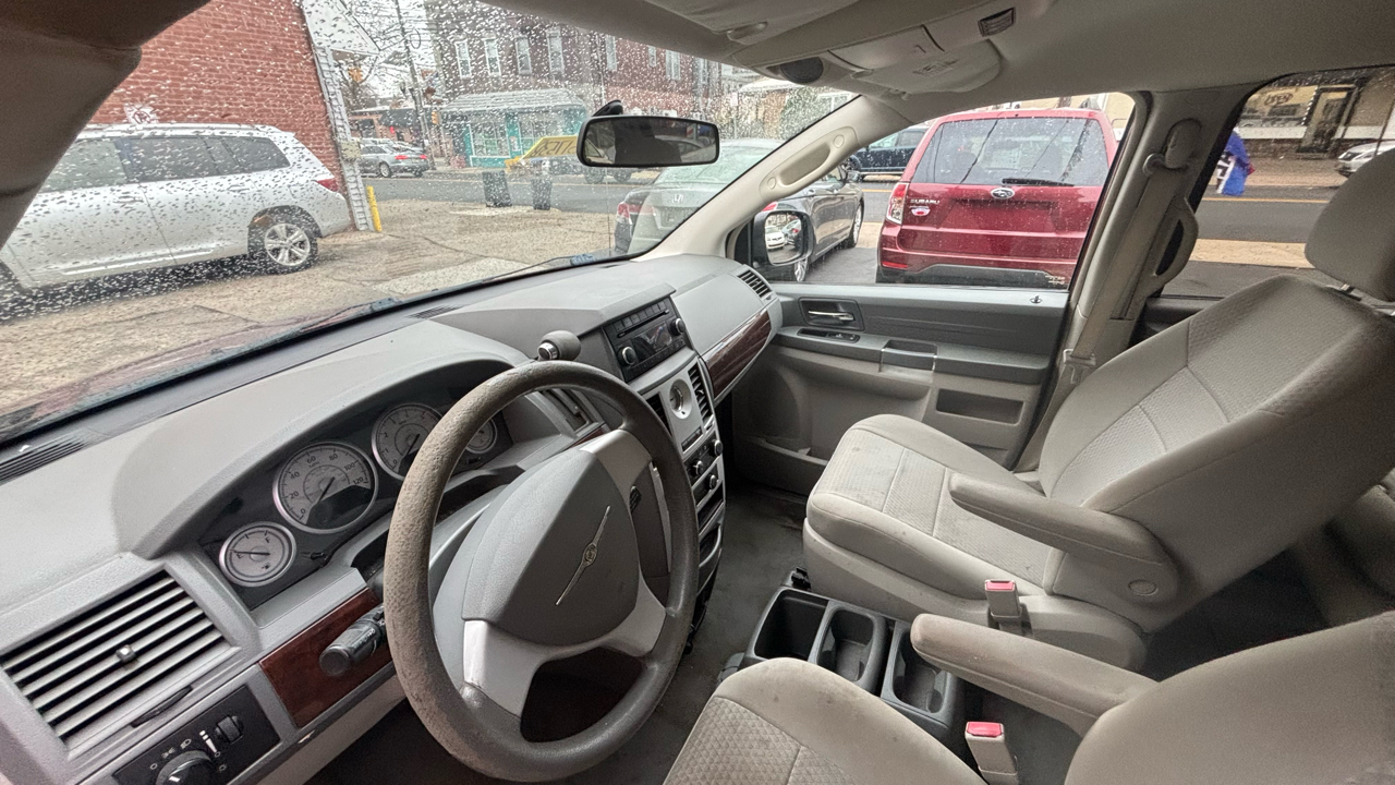 Chrysler Town & Country Voyager 2010
