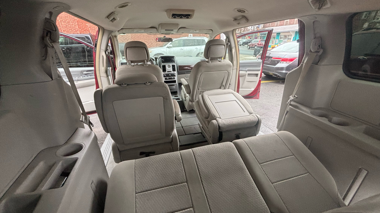 Chrysler Town & Country Voyager 2010