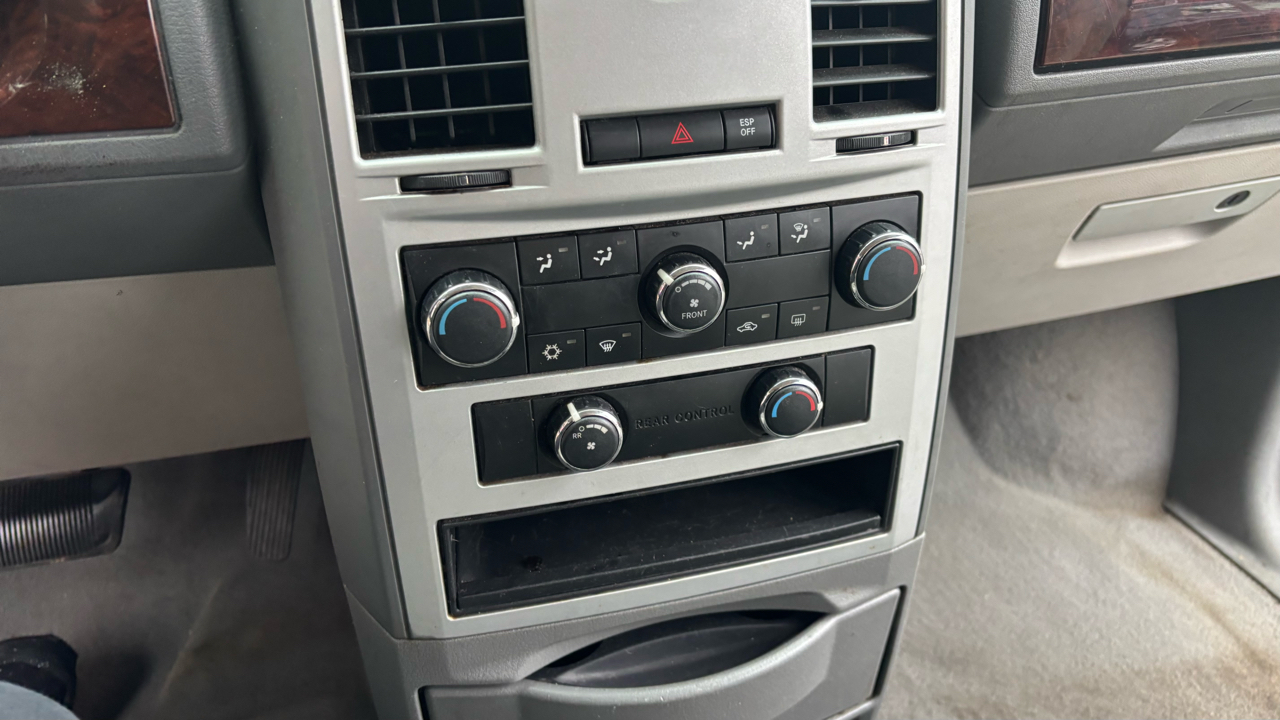 Chrysler Town & Country Voyager 2010