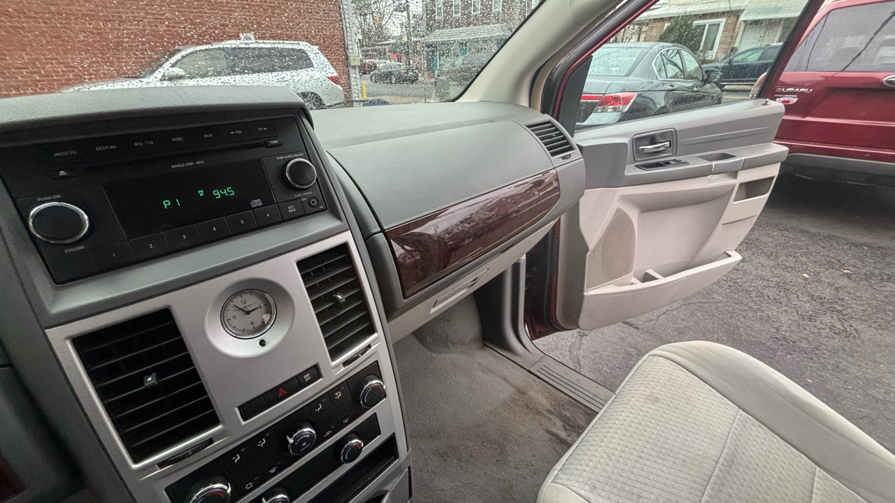 Chrysler Town & Country Voyager 2010