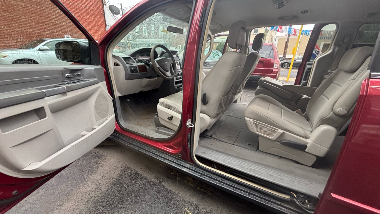 Chrysler Town & Country Voyager 2010
