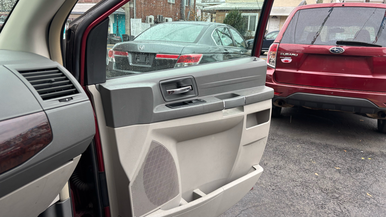 Chrysler Town & Country Voyager 2010