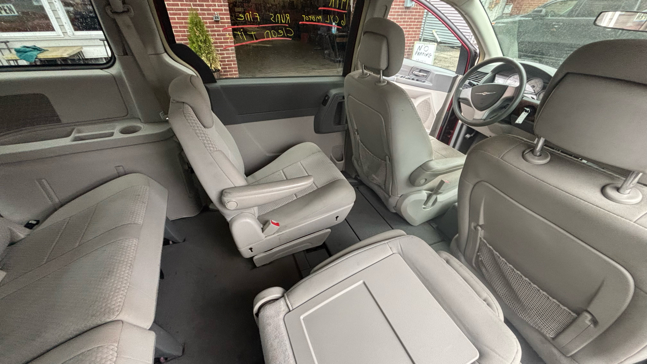 Chrysler Town & Country Voyager 2010
