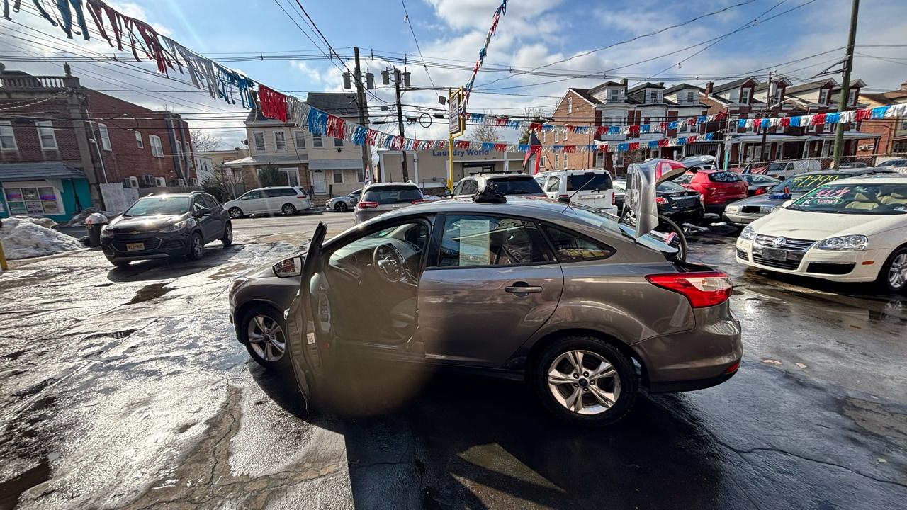 Ford Focus SE Sedan 2013