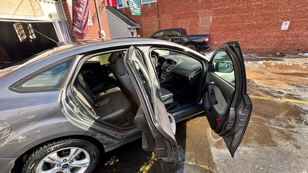 Ford Focus SE Sedan 2013