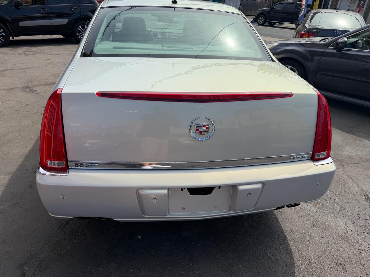 Cadillac DTS Sedan 2007