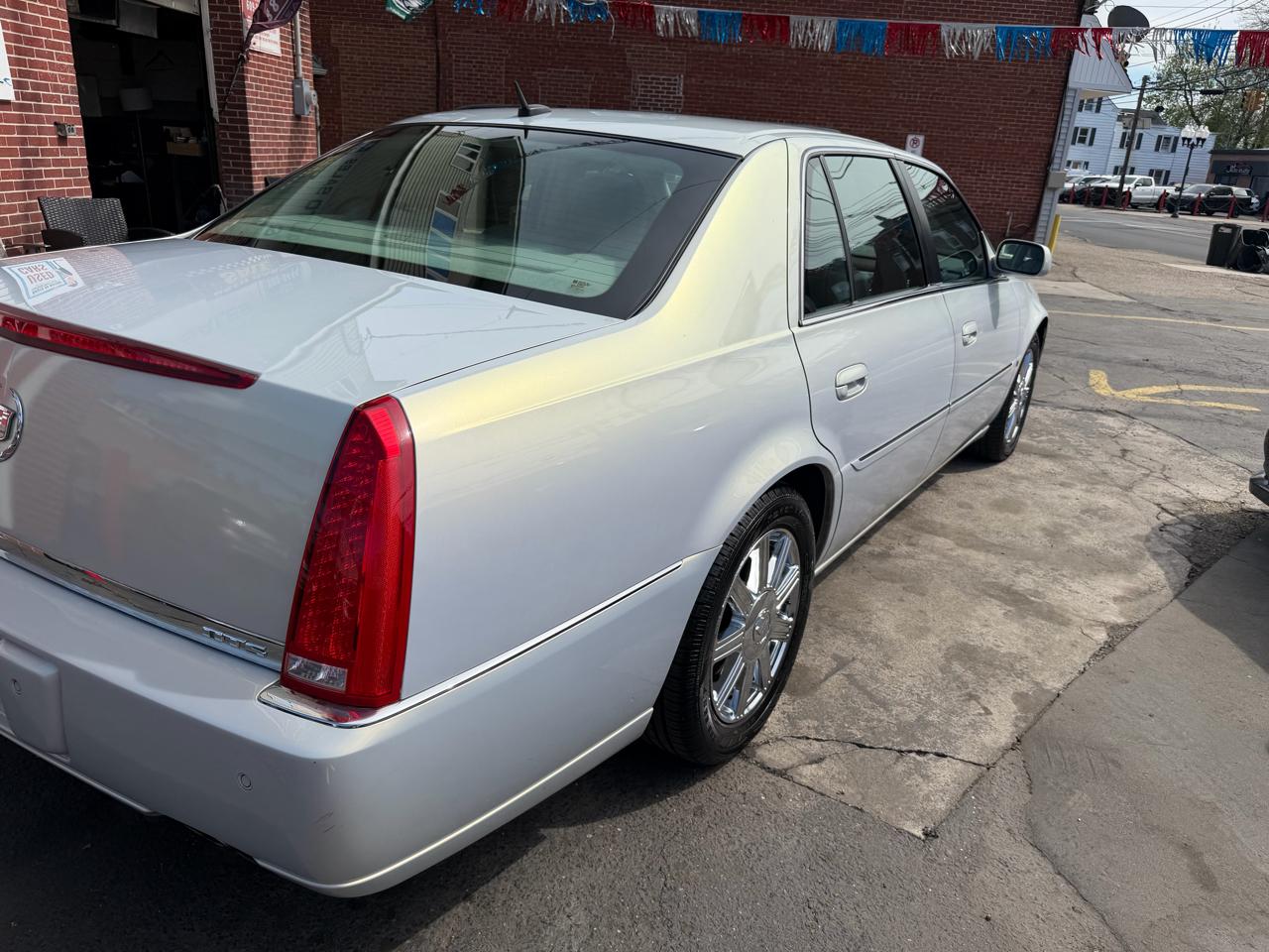 Cadillac DTS Sedan 2007