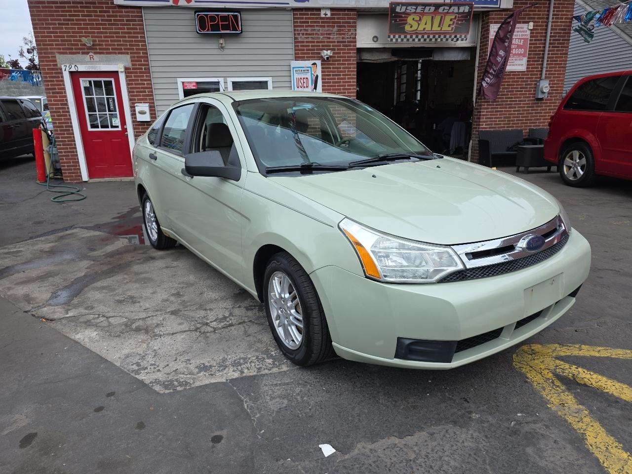 Ford Focus SE Sedan 2010