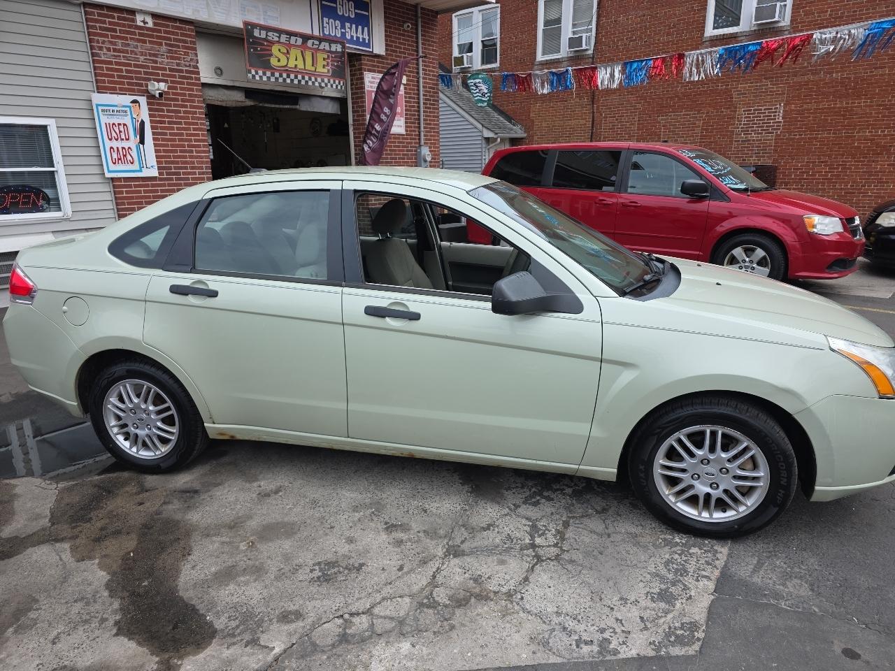 Ford Focus SE Sedan 2010
