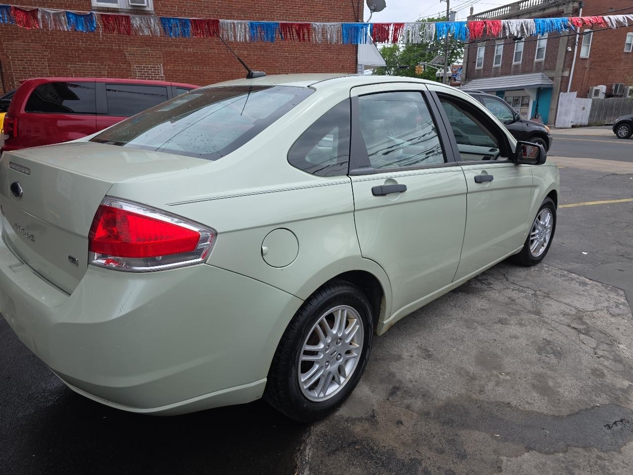Ford Focus SE Sedan 2010