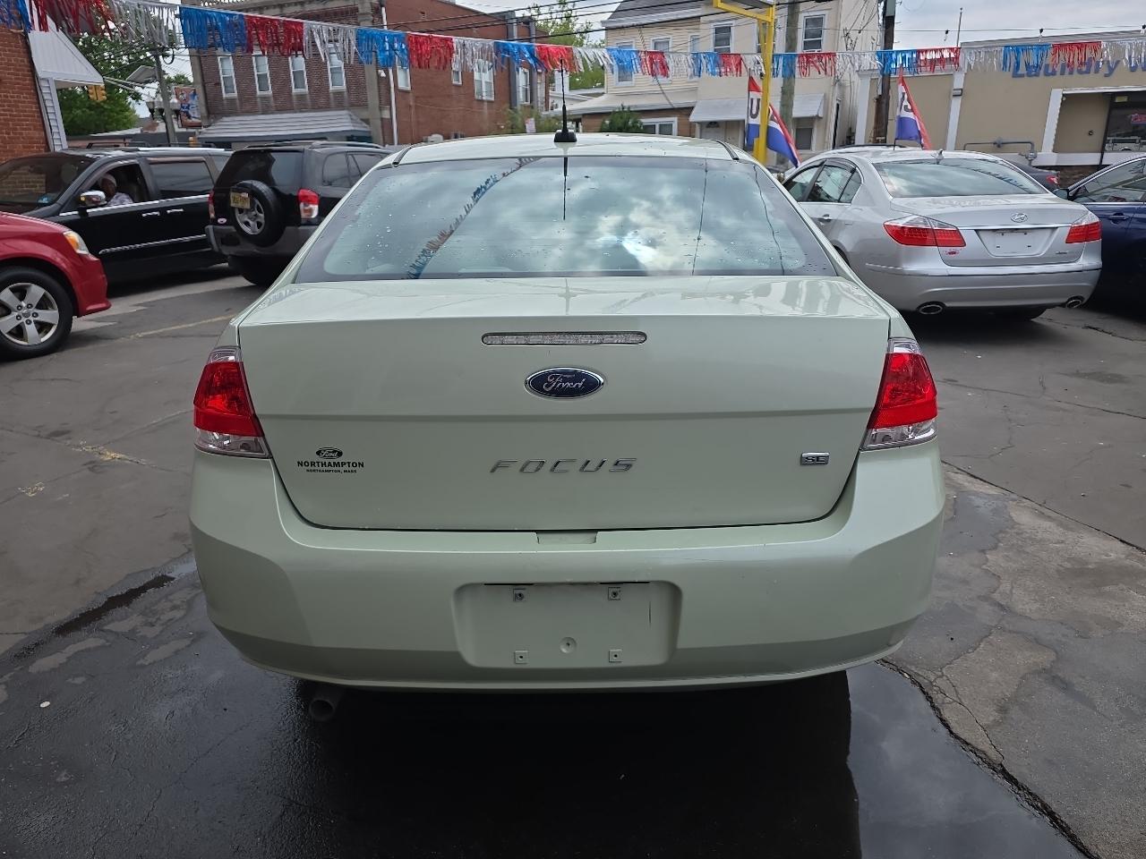 Ford Focus SE Sedan 2010