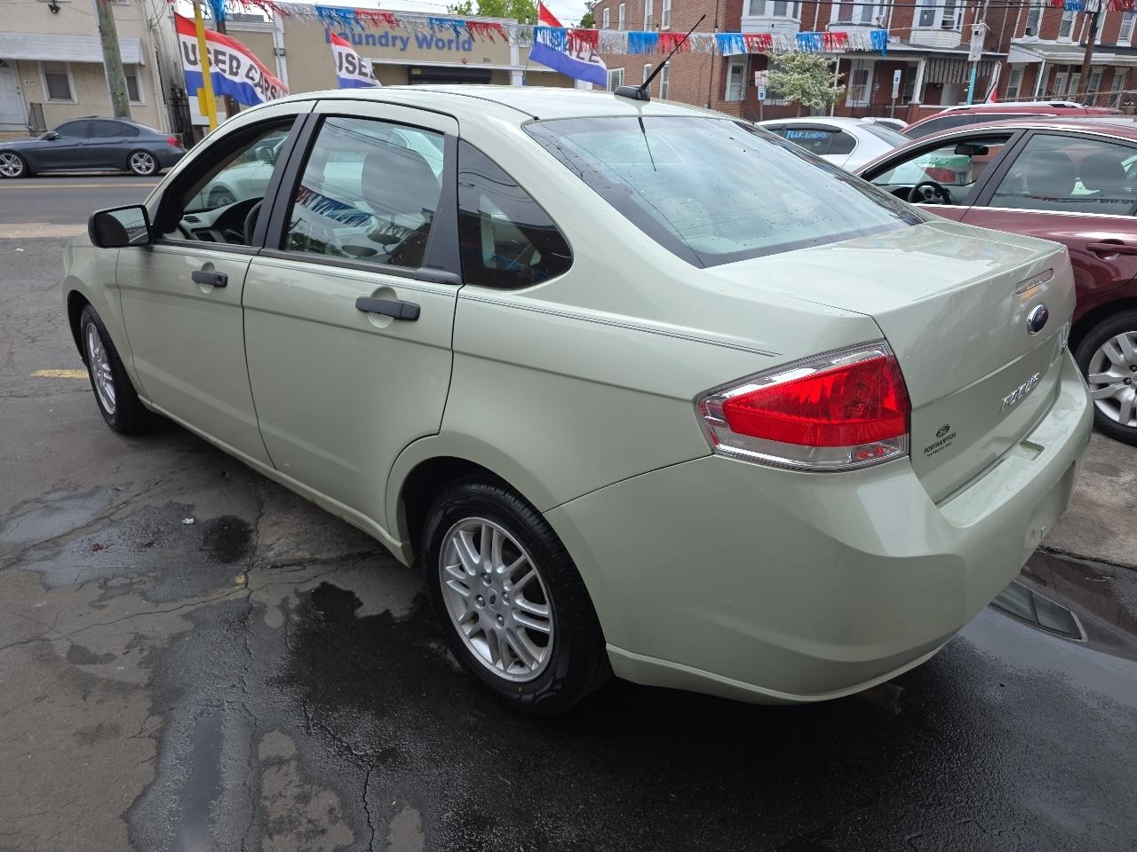 Ford Focus SE Sedan 2010